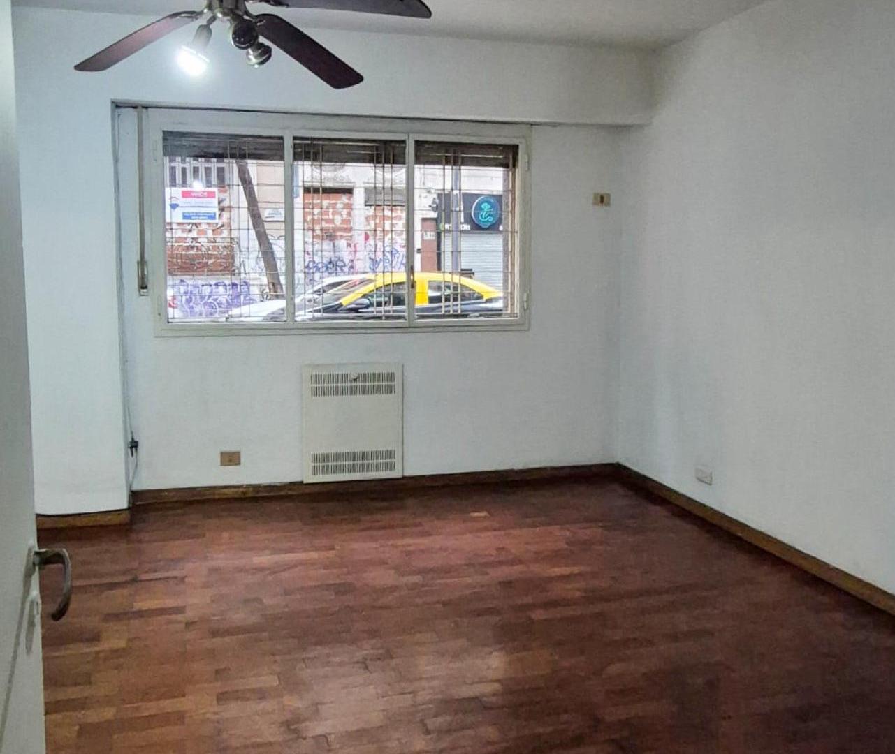 Foto de Se alquila impecable 3 ambientes con patio Junín casi Av. Rivadavia, imagen 3