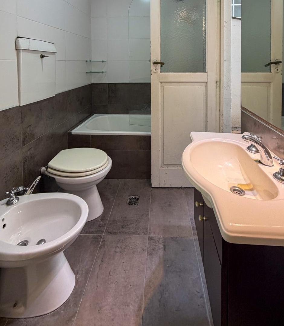 Foto de Se alquila PH con patio de dos ambientes más dependencia. Viamonte 2075., imagen 4