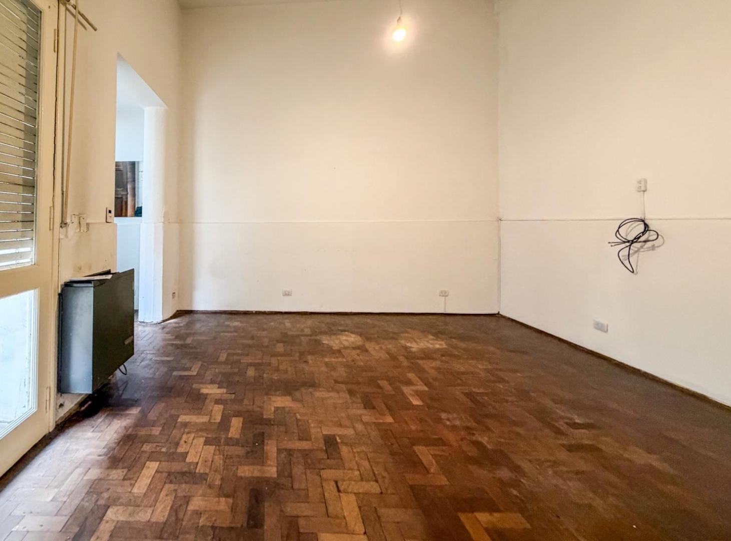 Foto de Se alquila PH con patio de dos ambientes más dependencia. Viamonte 2075., imagen 1