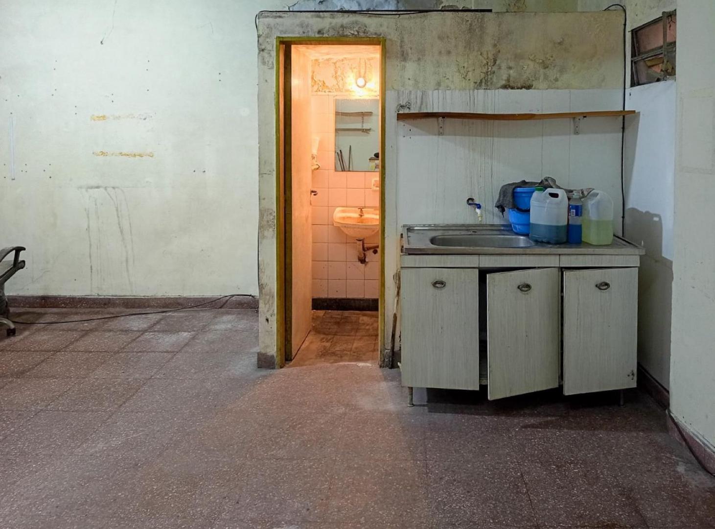 Foto de SE ALQUILA DEPOSITO MAS SOTANO EN CONSTITUCION AL 2800. 60M2, imagen 3