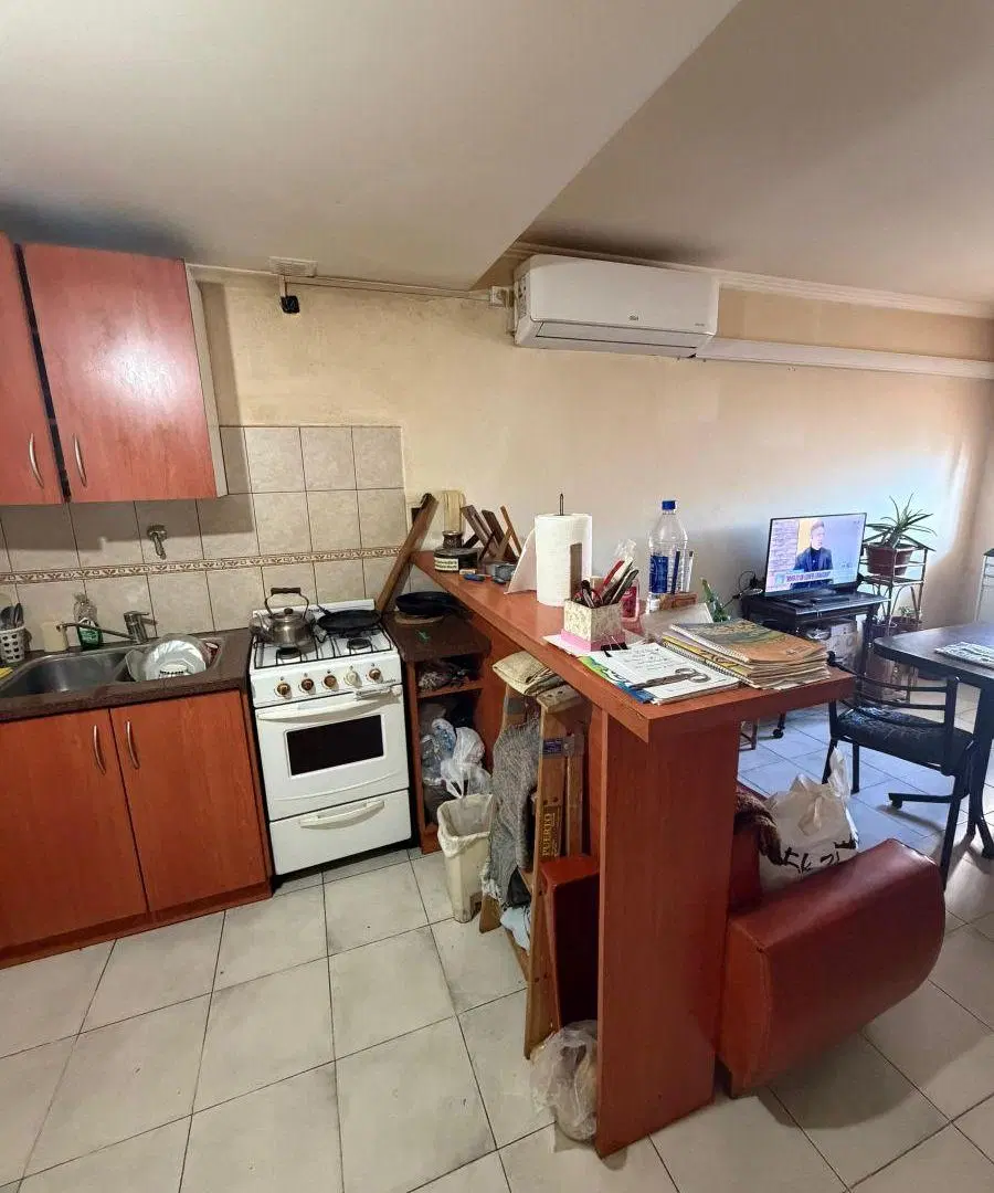 DEPARTAMENTO DE 2 AMBIENTES A LA CALLE –UBICADO EN UN 2º PISO POR ESCALERA 2