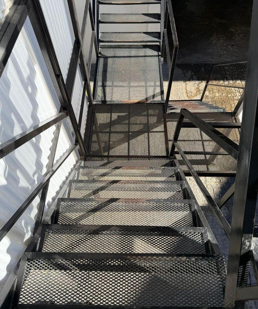 DEPARTAMENTO DE 2 AMBIENTES A LA CALLE –UBICADO EN UN 2º PISO POR ESCALERA