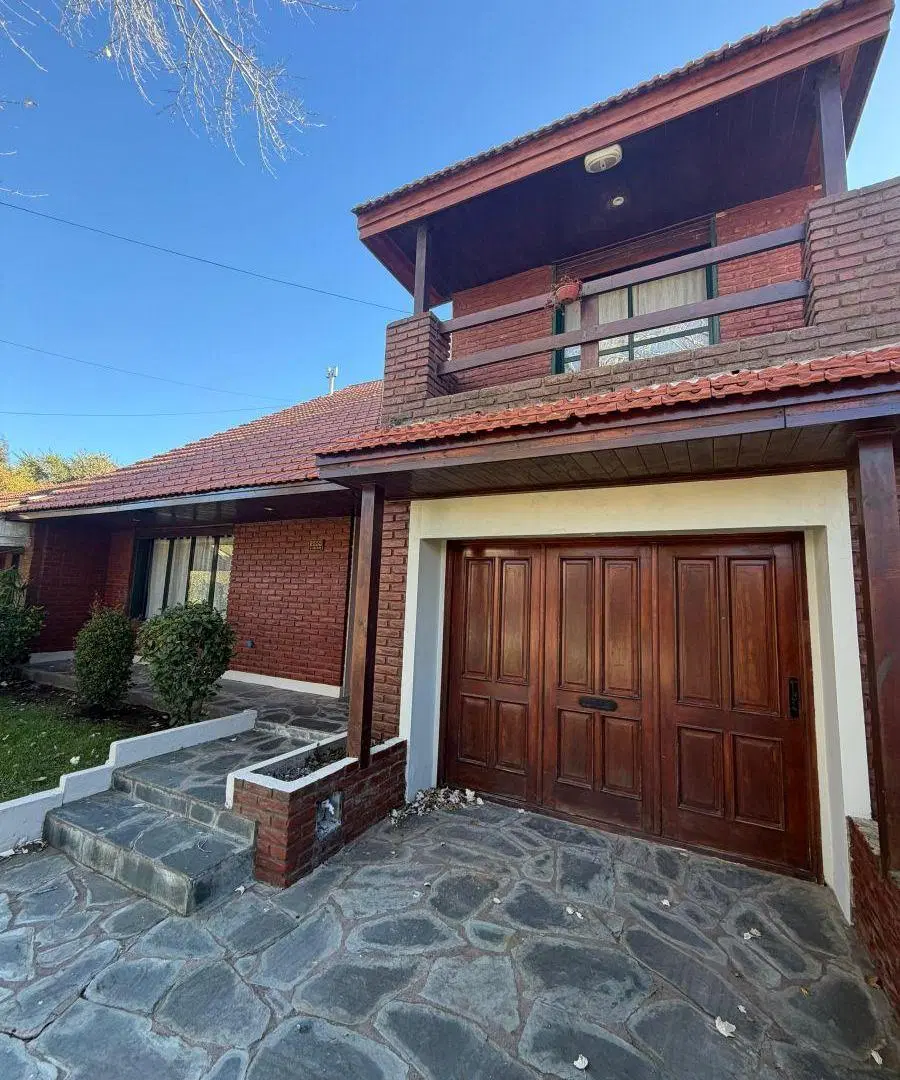 CHALET 4 AMBIENTES CON PARQUE Y QUINCHO EN BARRIO ZACAGNINI 2