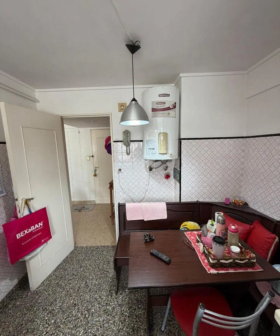 Departamento de 3 ambientes con balcón a la calle 8