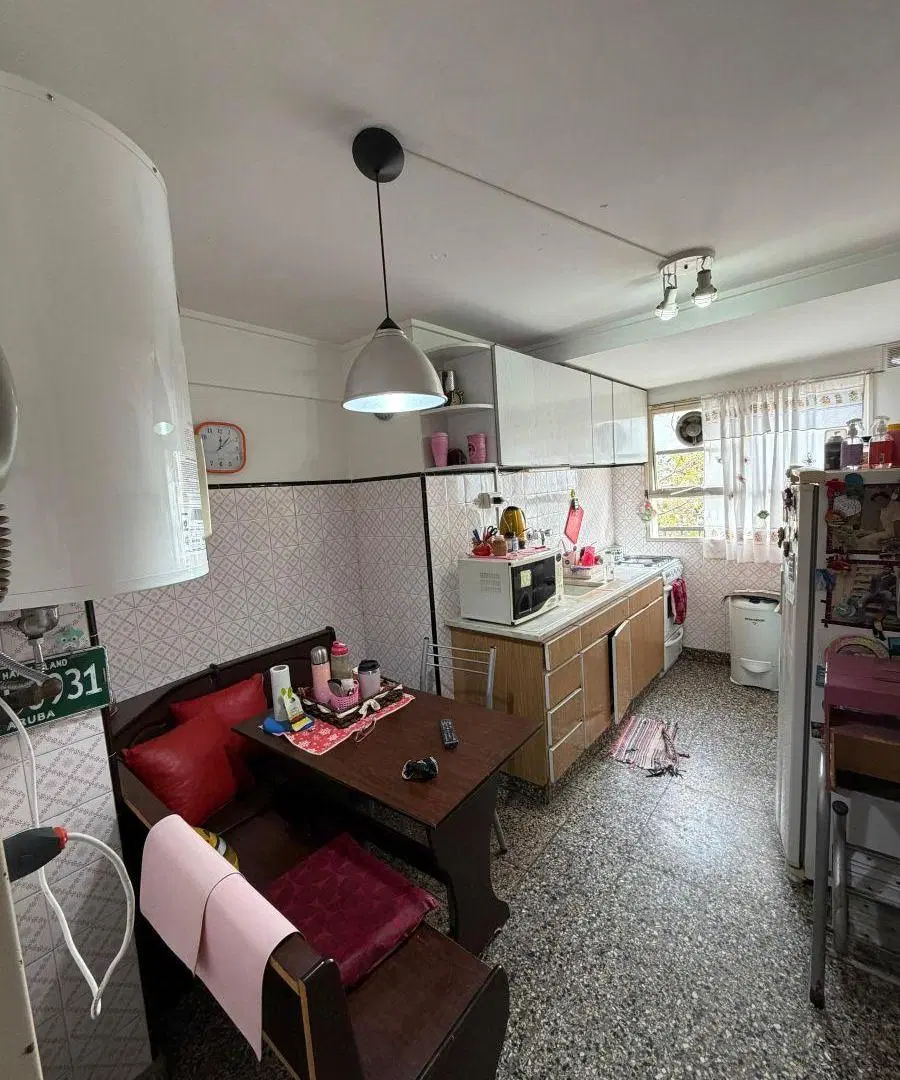 Departamento de 3 ambientes con balcón a la calle 5