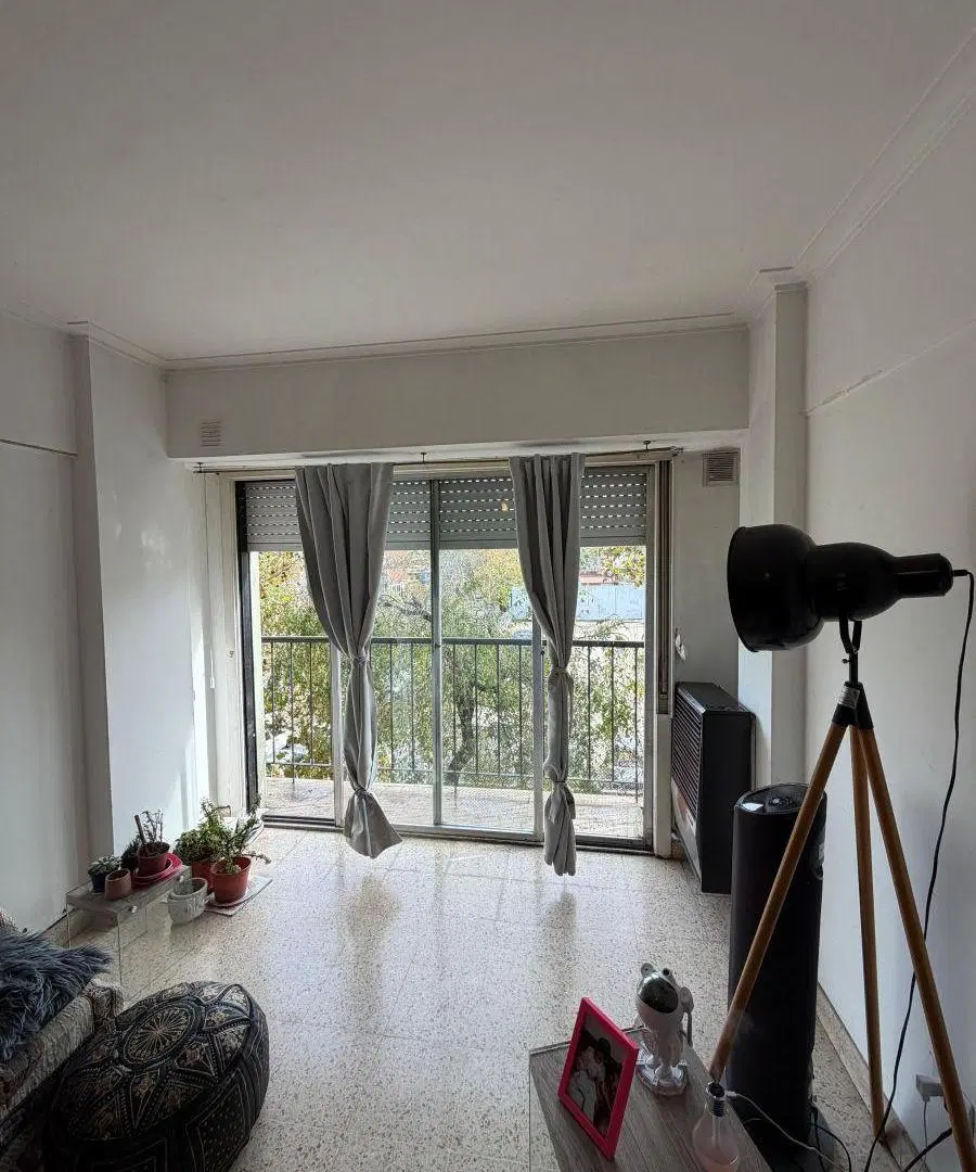 Departamento de 3 ambientes con balcón a la calle 1