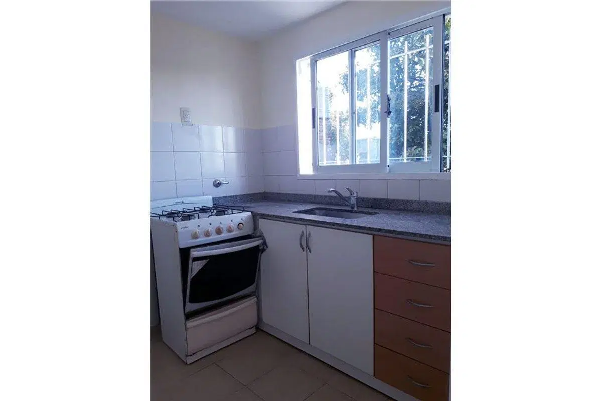 VENTA  MONOAMBIENTE  CON COCHERA EN MORON 3