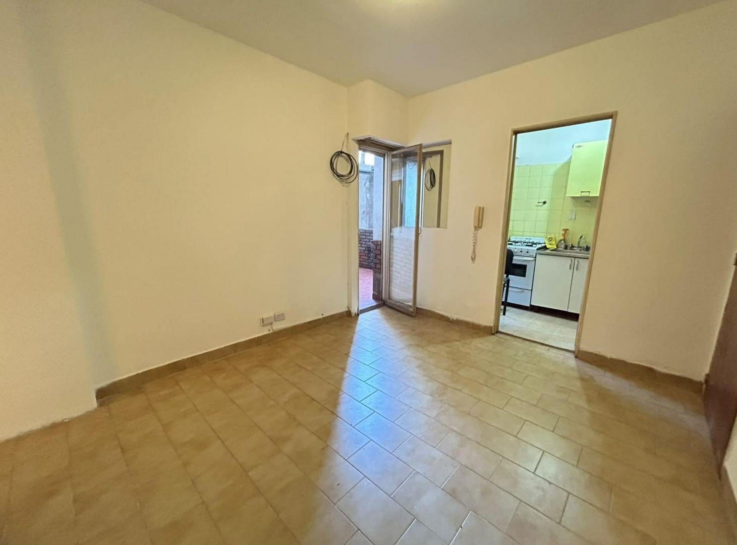 Foto de VENTA DEPTO 2 AMBIENTES BALVANERA CON PATIO, imagen 3