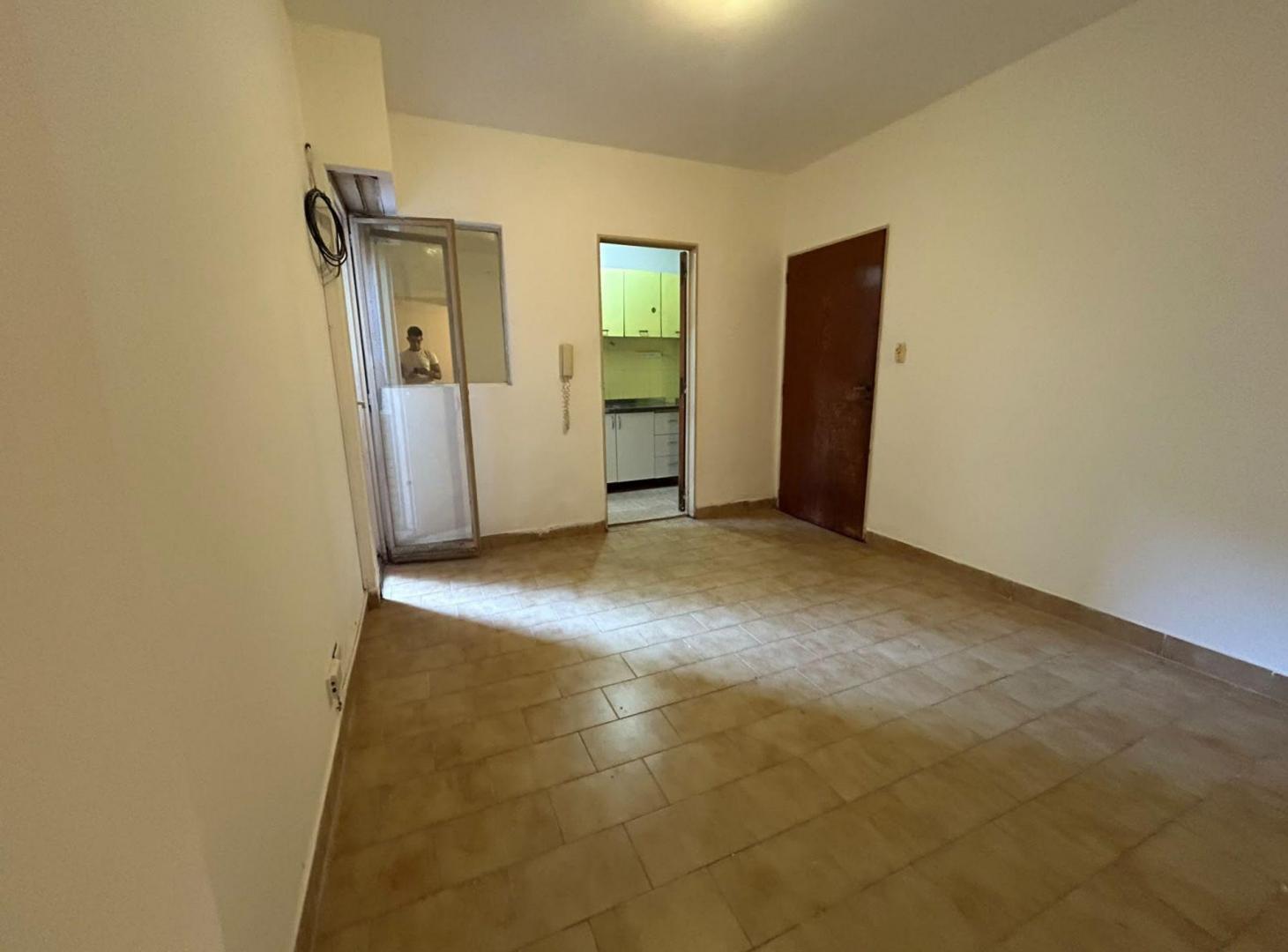 Foto de VENTA DEPTO 2 AMBIENTES BALVANERA CON PATIO, imagen 1
