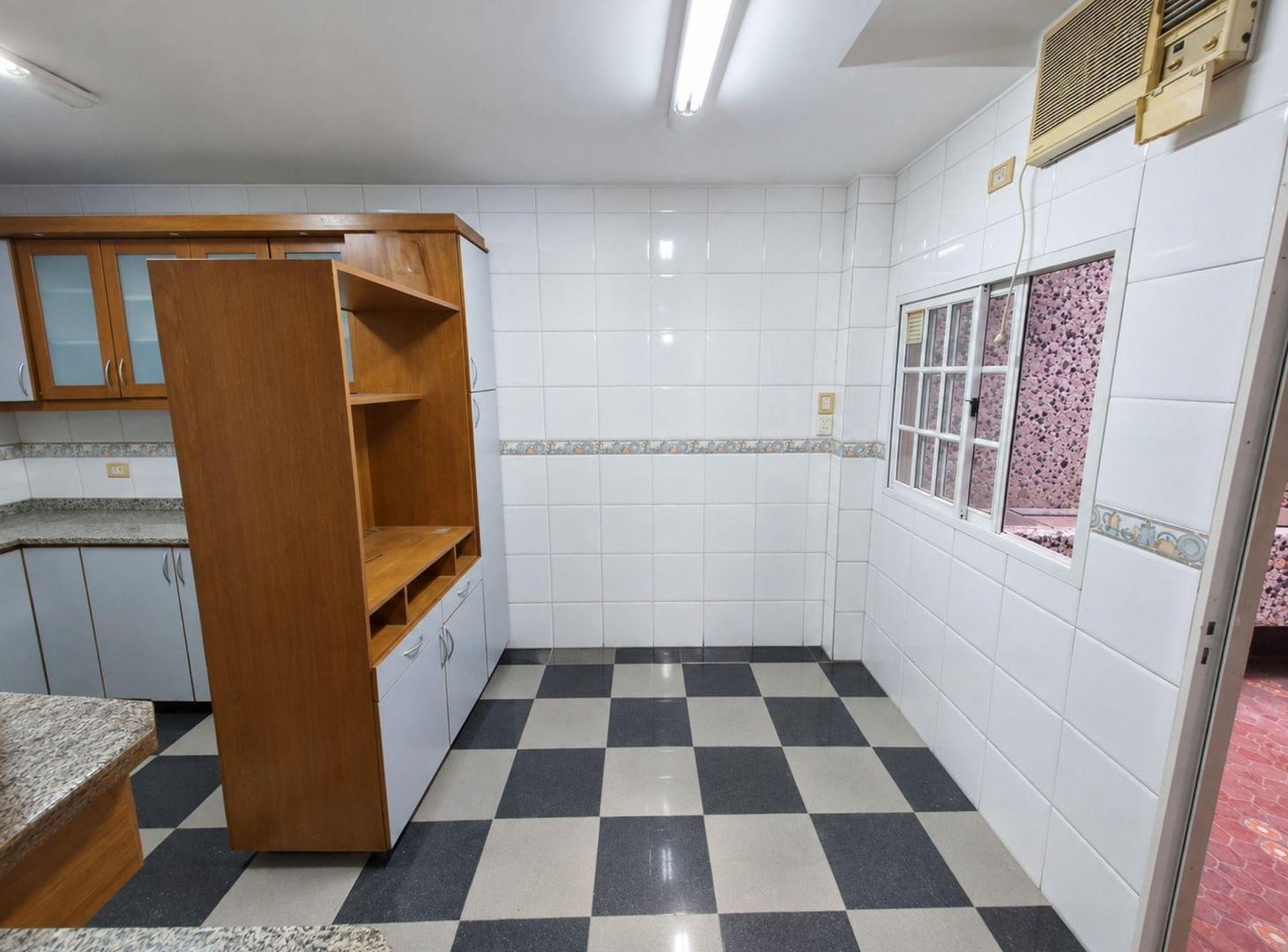 Foto de Casa 6 ambientes en venta en Boedo con cochera, imagen 3