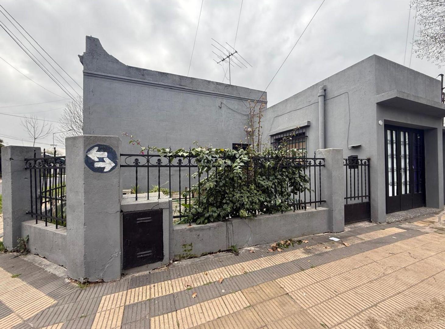Foto de CASA VENTA 4 AMB CON TERRAZA JARDIN Y GARAGE, imagen 1