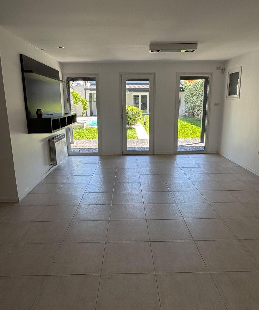 Foto de Casa con 4 dormitorios y 300 m² en alquiler en La Plata, imagen 5