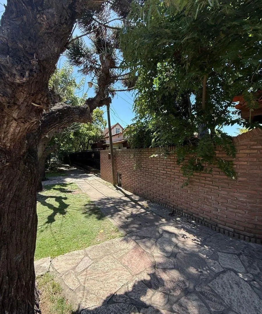 Casa sobre calle 472 con 30 mts de frente, ideal comercio entre 13A y 13B 4