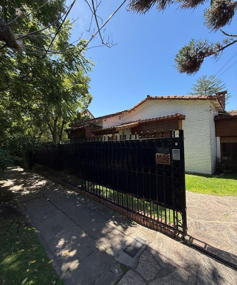 Casa sobre calle 472 con 30 mts de frente, ideal comercio entre 13A y 13B