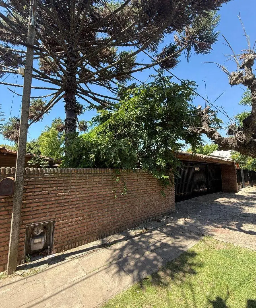 Casa sobre calle 472 con 30 mts de frente, ideal comercio entre 13A y 13B 2