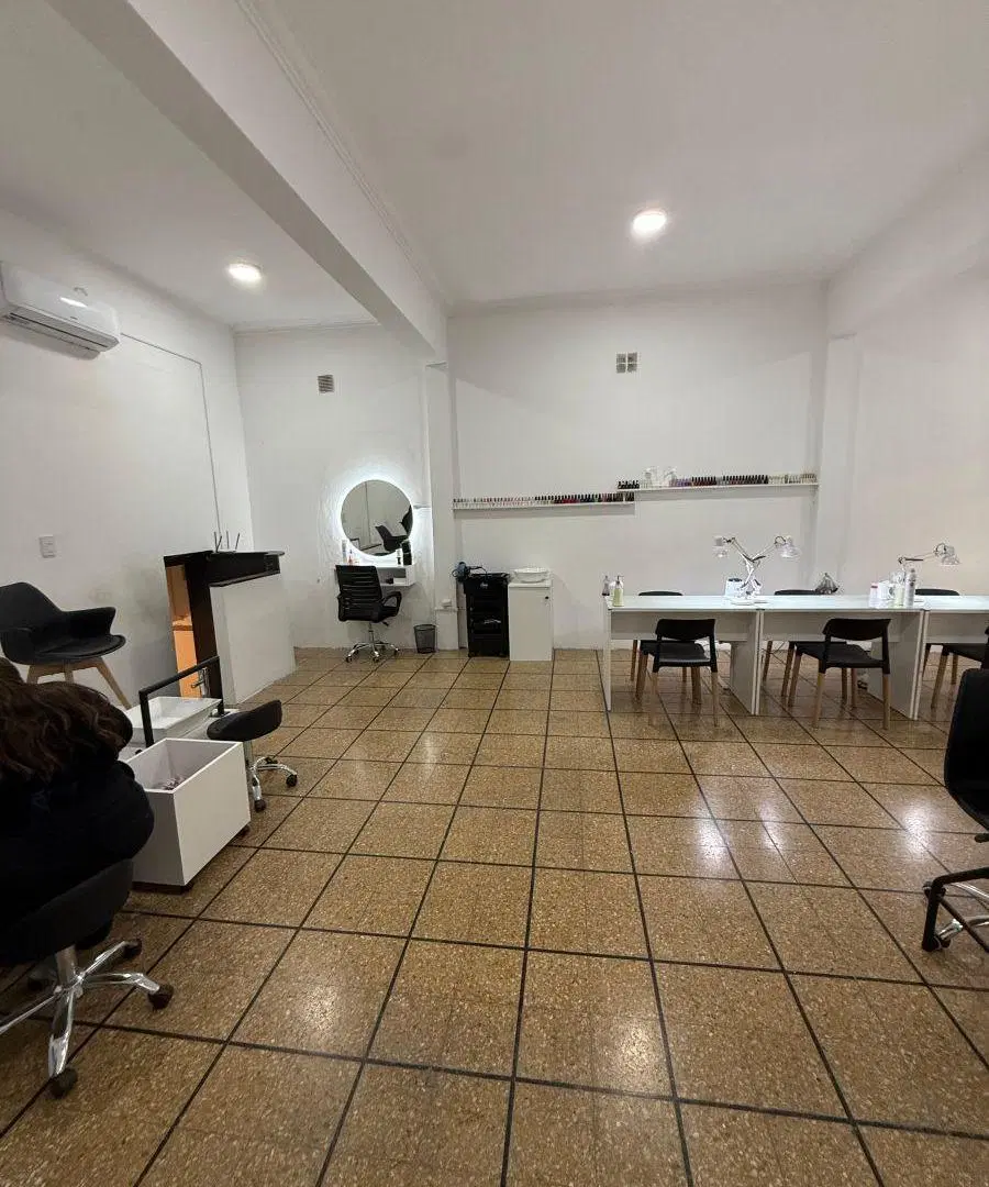 Local en alquiler a metros de calle 12 en excelente arteria comercial 5