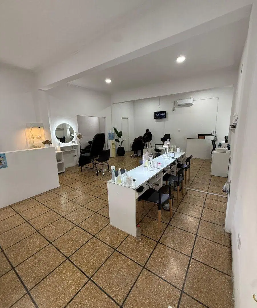 Local en alquiler a metros de calle 12 en excelente arteria comercial 4