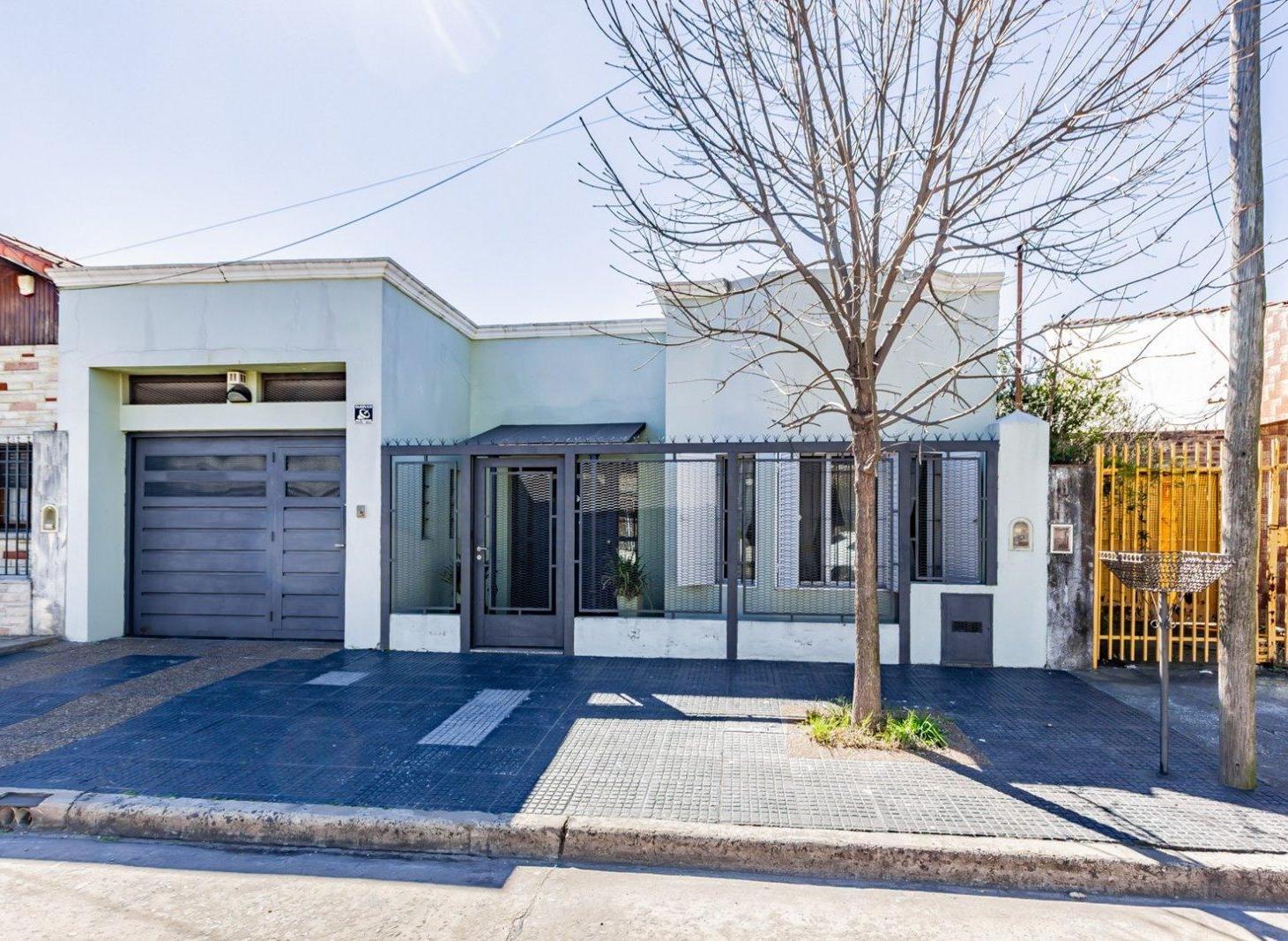 CASA . VENTA . 5 AMBIENTES . QUINCHO . PATIO . RAMOS MEJIA