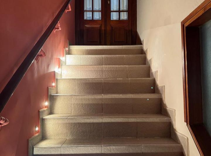 VENTA CASA 6 AMBIENTES  4 DORM  PATIOS TERRAZA JARDIN 2 COCHERAS 1