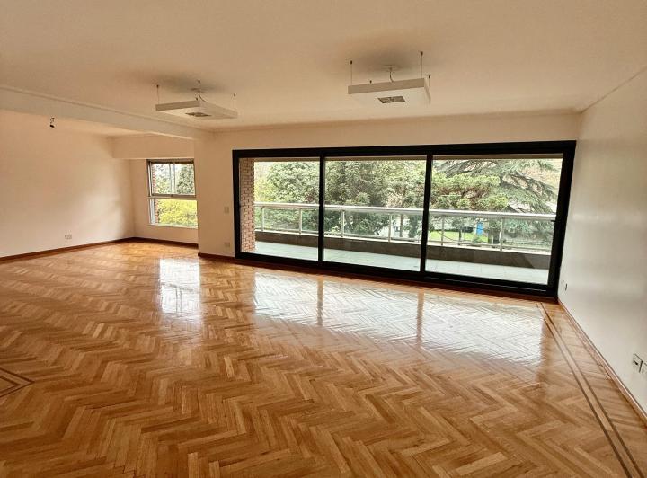 Espectacular departamento rodeado de las plazas mas bellas de la ciudad 1