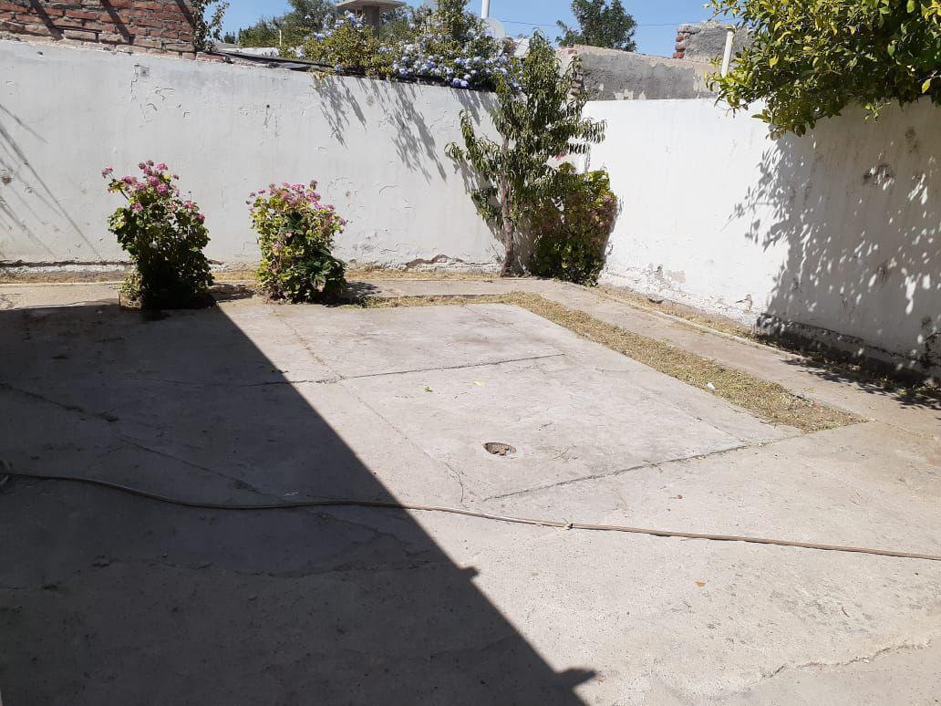 Casa con Locales en Venta en calle Linares