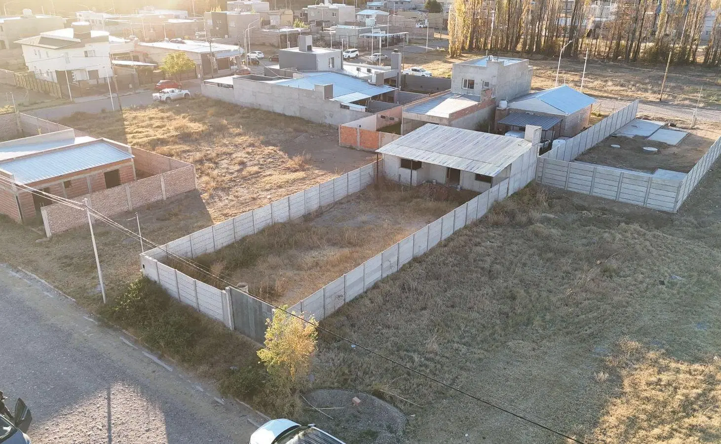 Terreno en VENTA, con quincho 75% avance 2