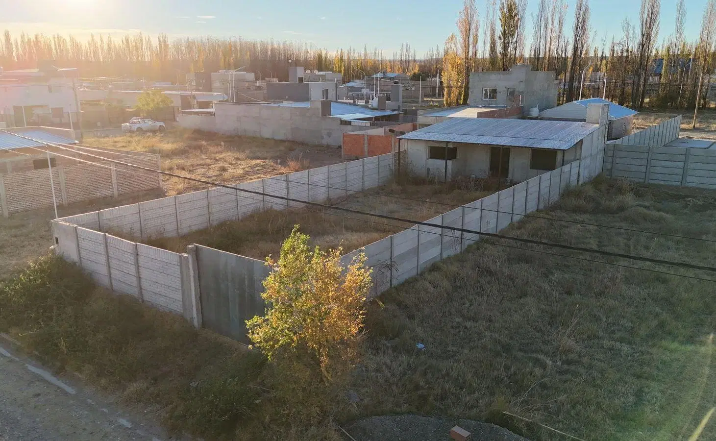 Terreno en VENTA, con quincho 75% avance 4