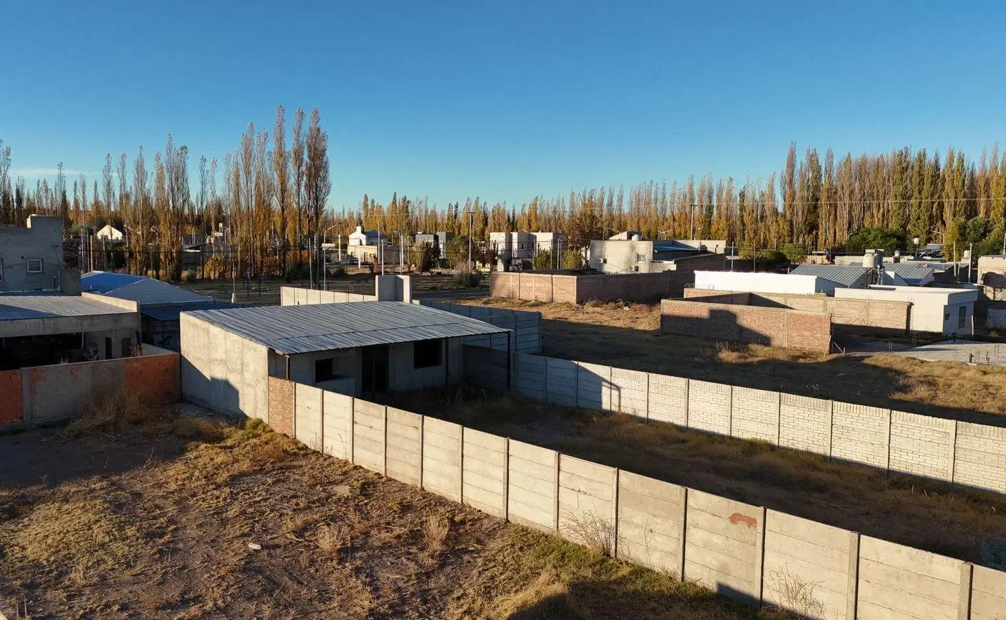 Terreno en VENTA, con quincho 75% avance 3