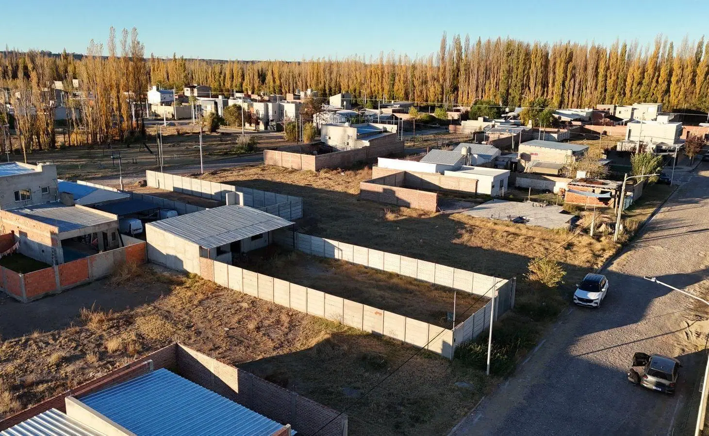 Terreno en VENTA, con quincho 75% avance 5