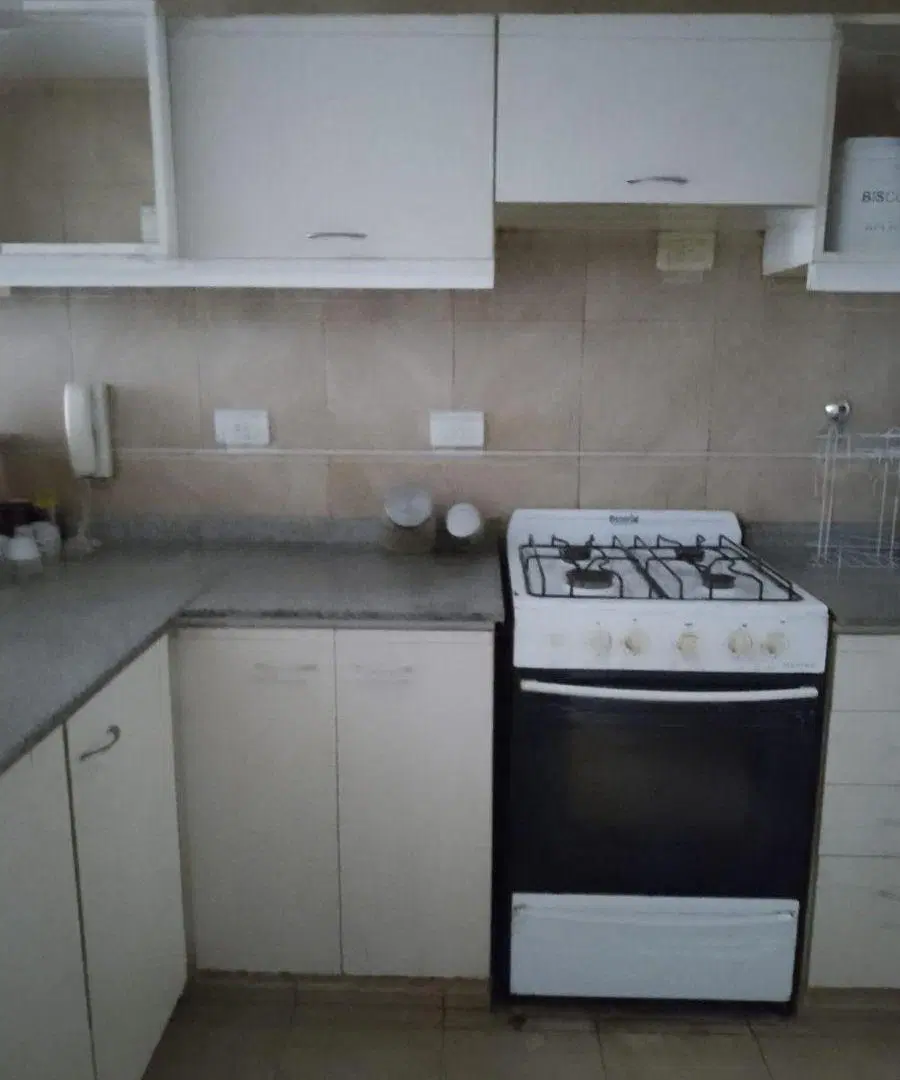 Lomas de Zamora centro.2 ambientes.Frente con balcón.$ 750.000. 2