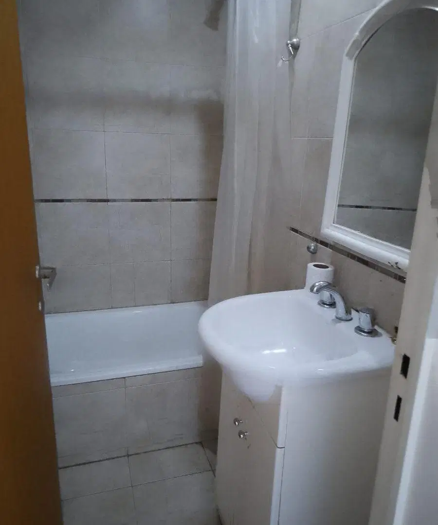 Lomas de Zamora centro.2 ambientes.Frente con balcón.$ 750.000. 4