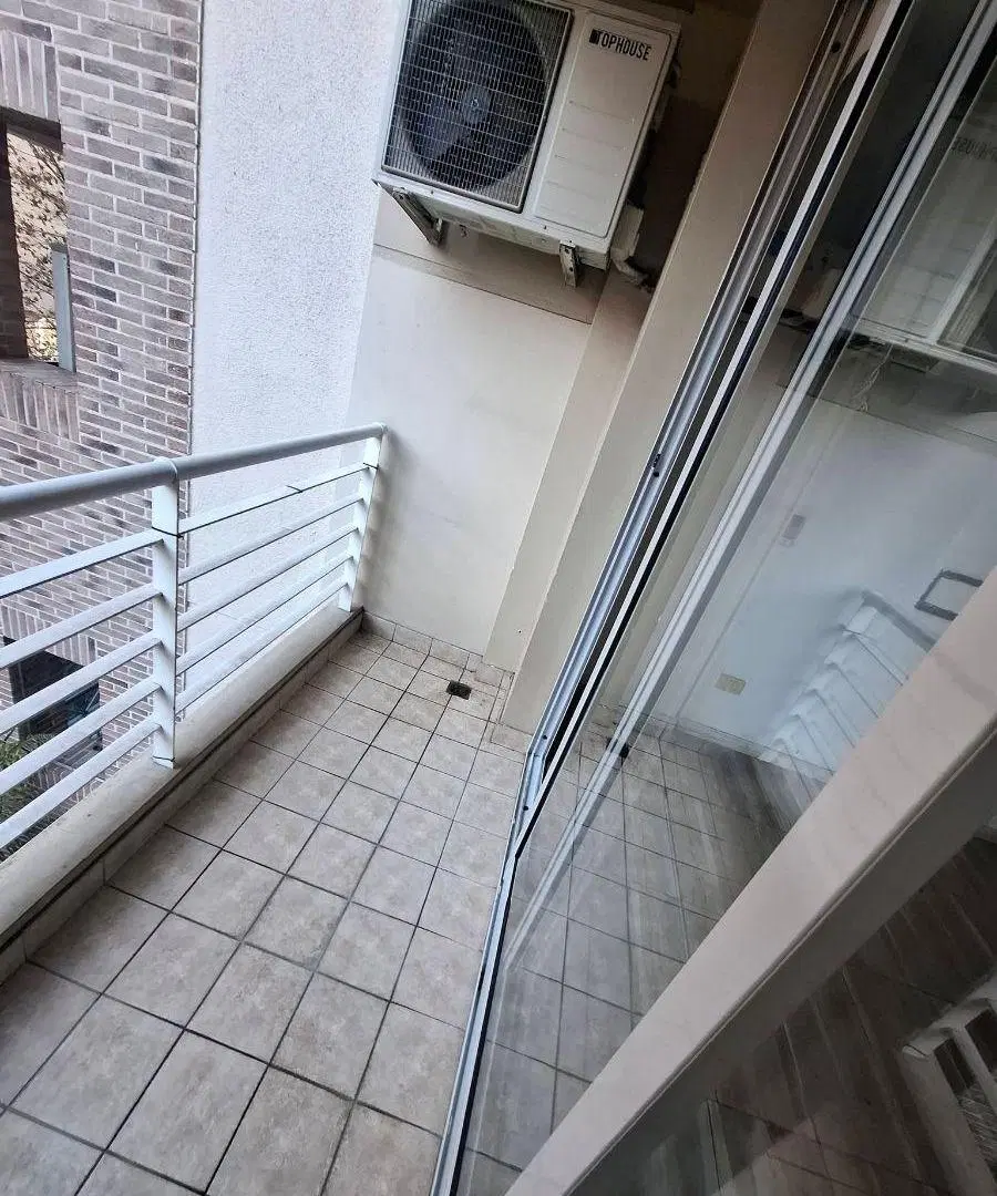 Lomas de Zamora centro.Saenz 100.2 ambientes.Frente con balcón.$ 600.000. 3