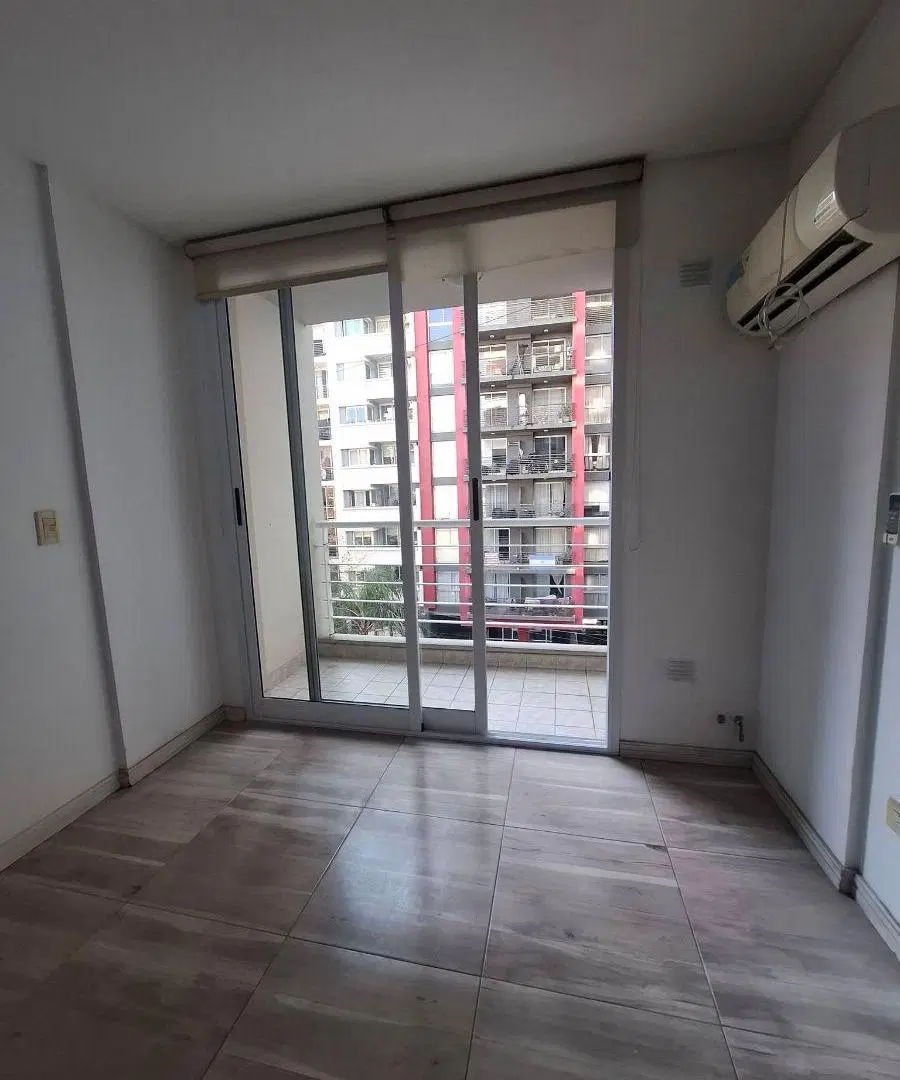 Lomas de Zamora centro.Saenz 100.2 ambientes.Frente con balcón.$ 600.000. 1