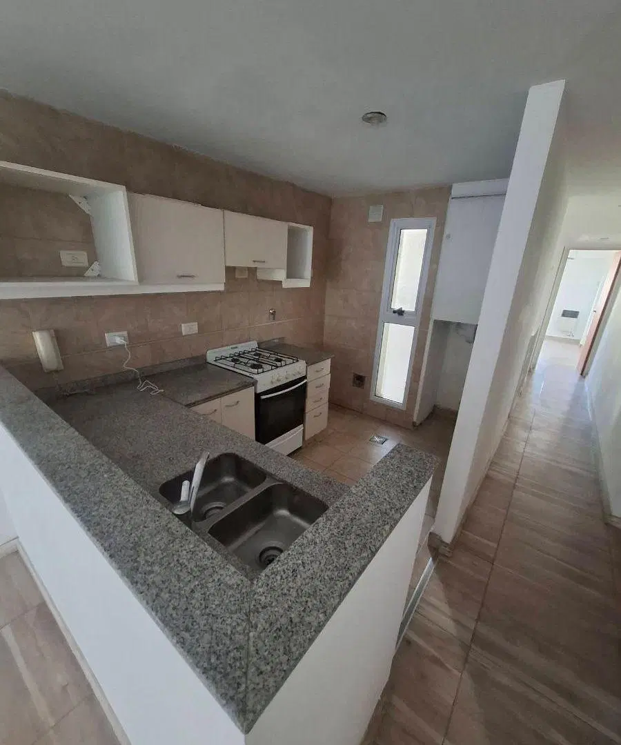 Lomas de Zamora centro.Saenz 100.2 ambientes.Frente con balcón.$ 600.000. 5