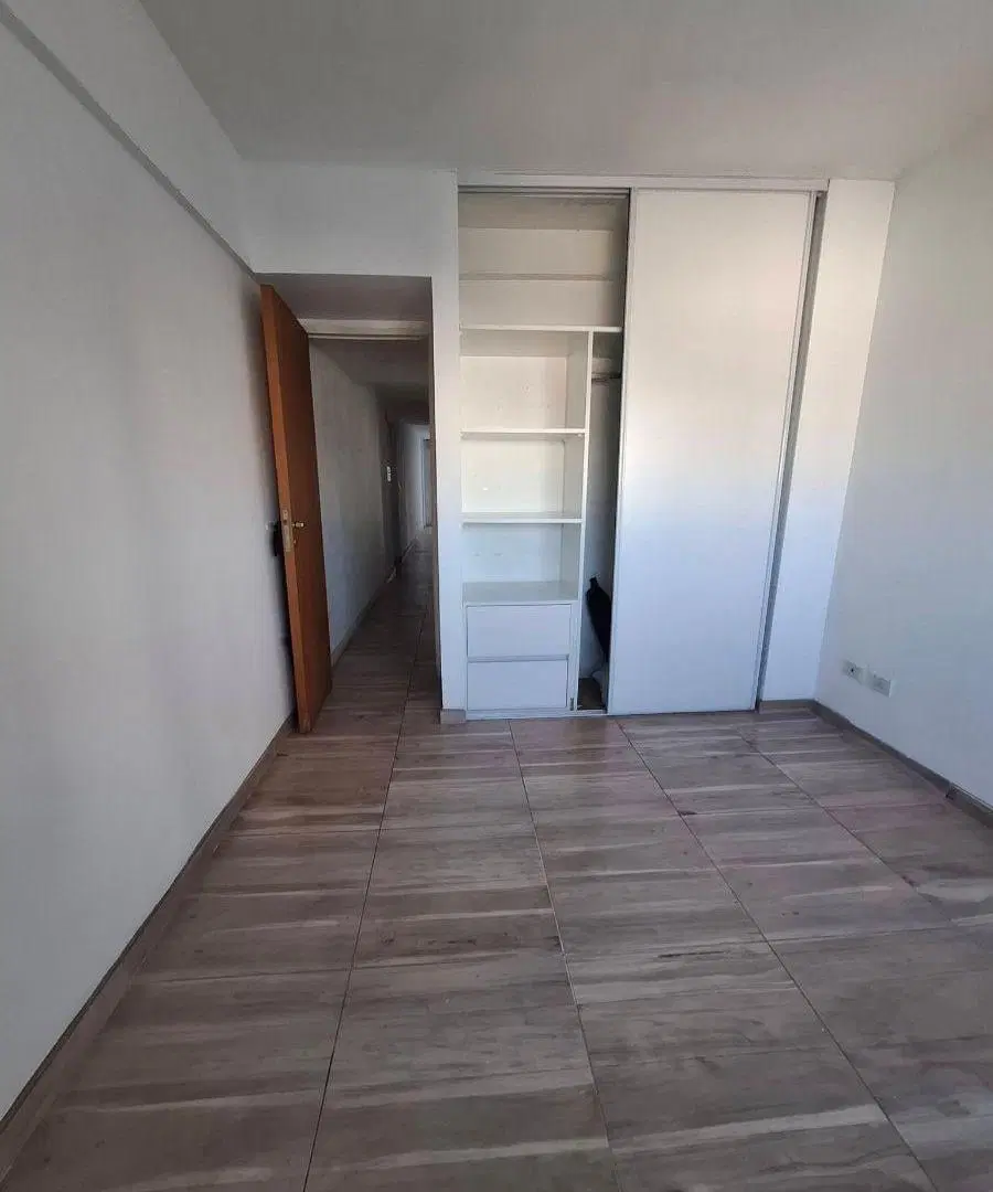 Lomas de Zamora centro.Saenz 100.2 ambientes.Frente con balcón.$ 600.000. 8