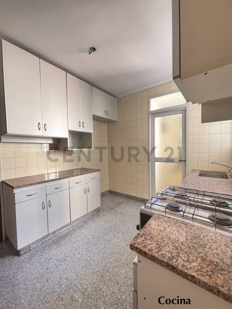 Departamento en Venta de 4 Dorm. Frente a Plaza Moreno, La Plata. 1