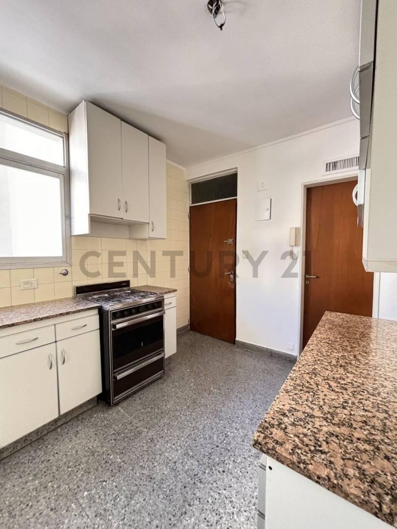 Departamento en Venta de 4 Dorm. Frente a Plaza Moreno, La Plata. 2
