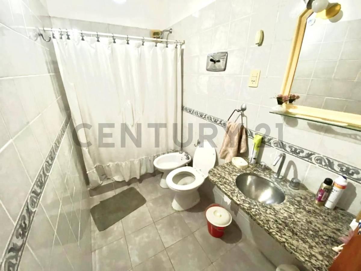 Venta de Casa con Depto. en Florencio Varela 5