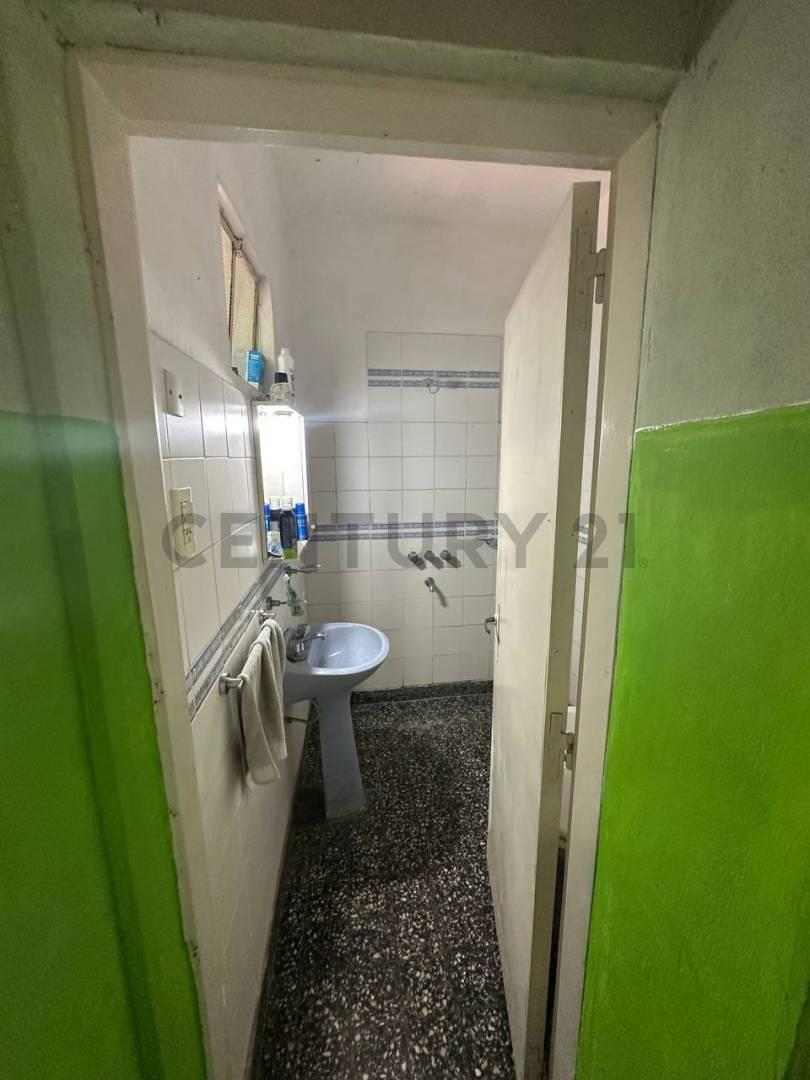 Foto de VENTA CASA 4 AMBIENTES CON COCHERA Y PATIO - QUILMES OESTE, imagen 2