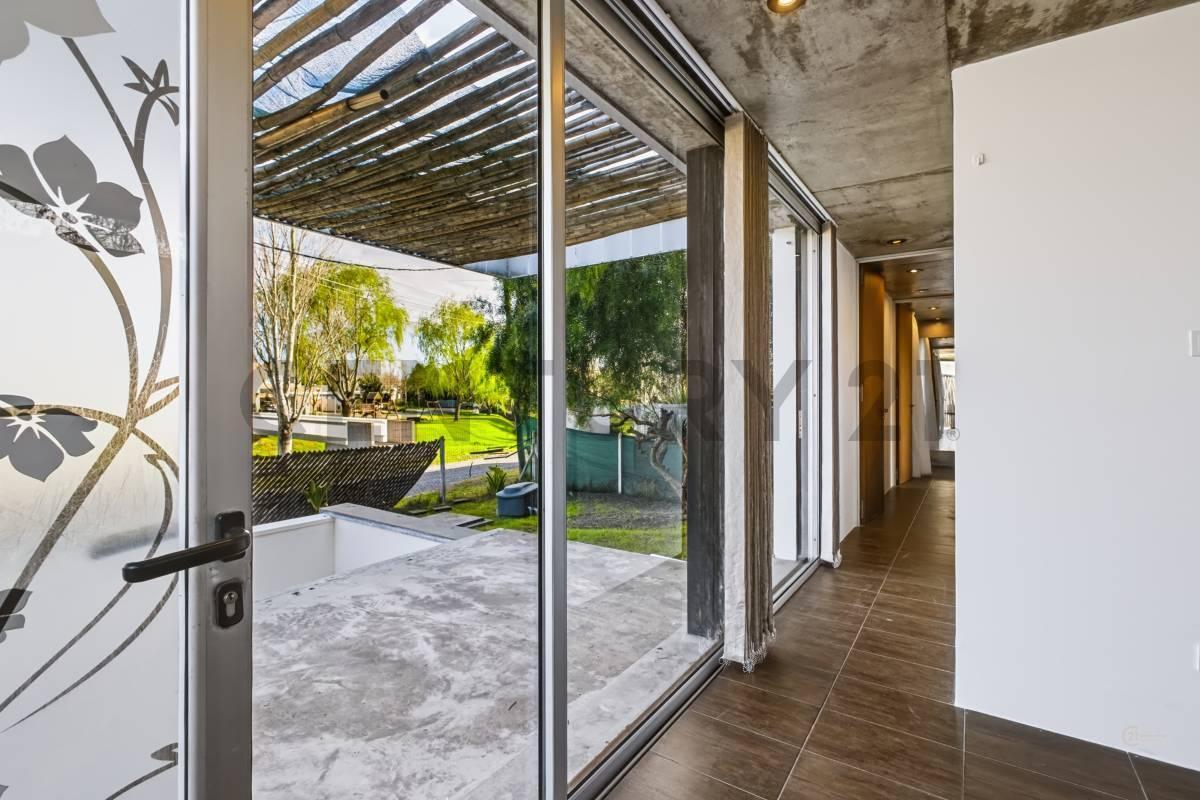 Foto de Casa en Alquiler de 2 dormitorios con pileta en Barrio Cerrado, imagen 3