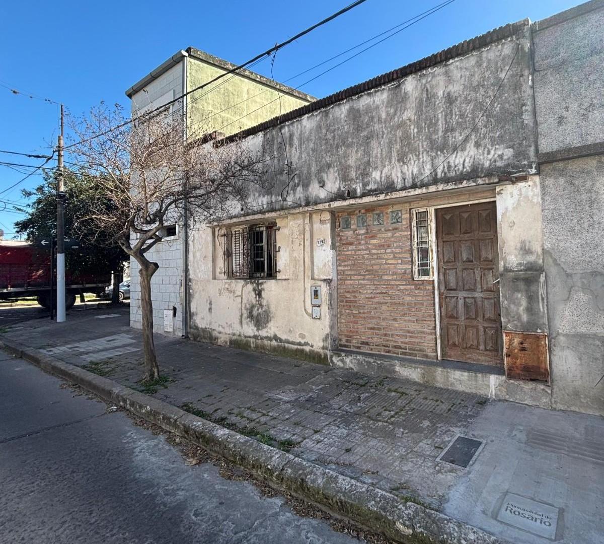 Casa de Dos Dormitorios con Patio y Terraza a Reciclar