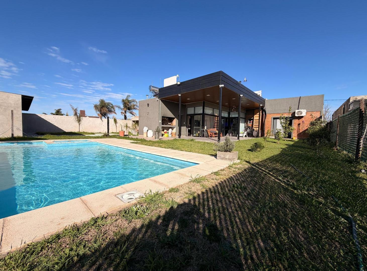 Casa en Punta Chacra Dos Dormitorios con Pileta