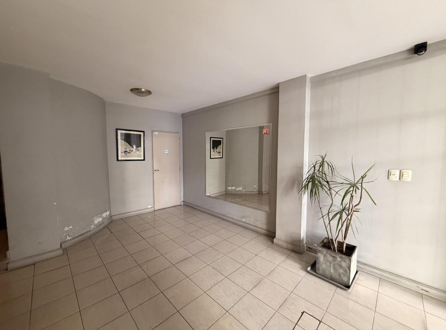 Foto de Departamento en Alquiler Tres Dormitorios Con Patio Barrio Centro, imagen 2