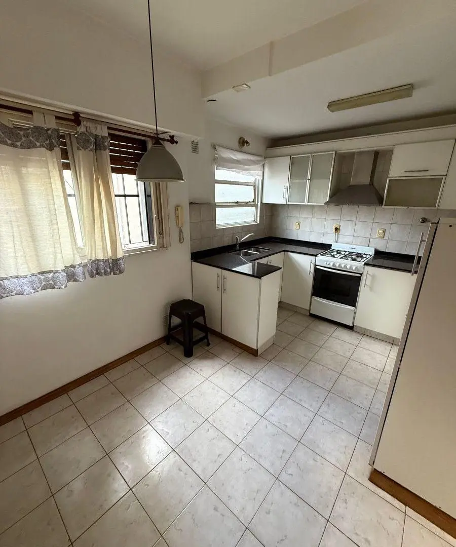 EXCELENTE DEPARTAMENTO 4 AMBIENTES. IMPECABLE ESTADO. 2 BALCONES. 5