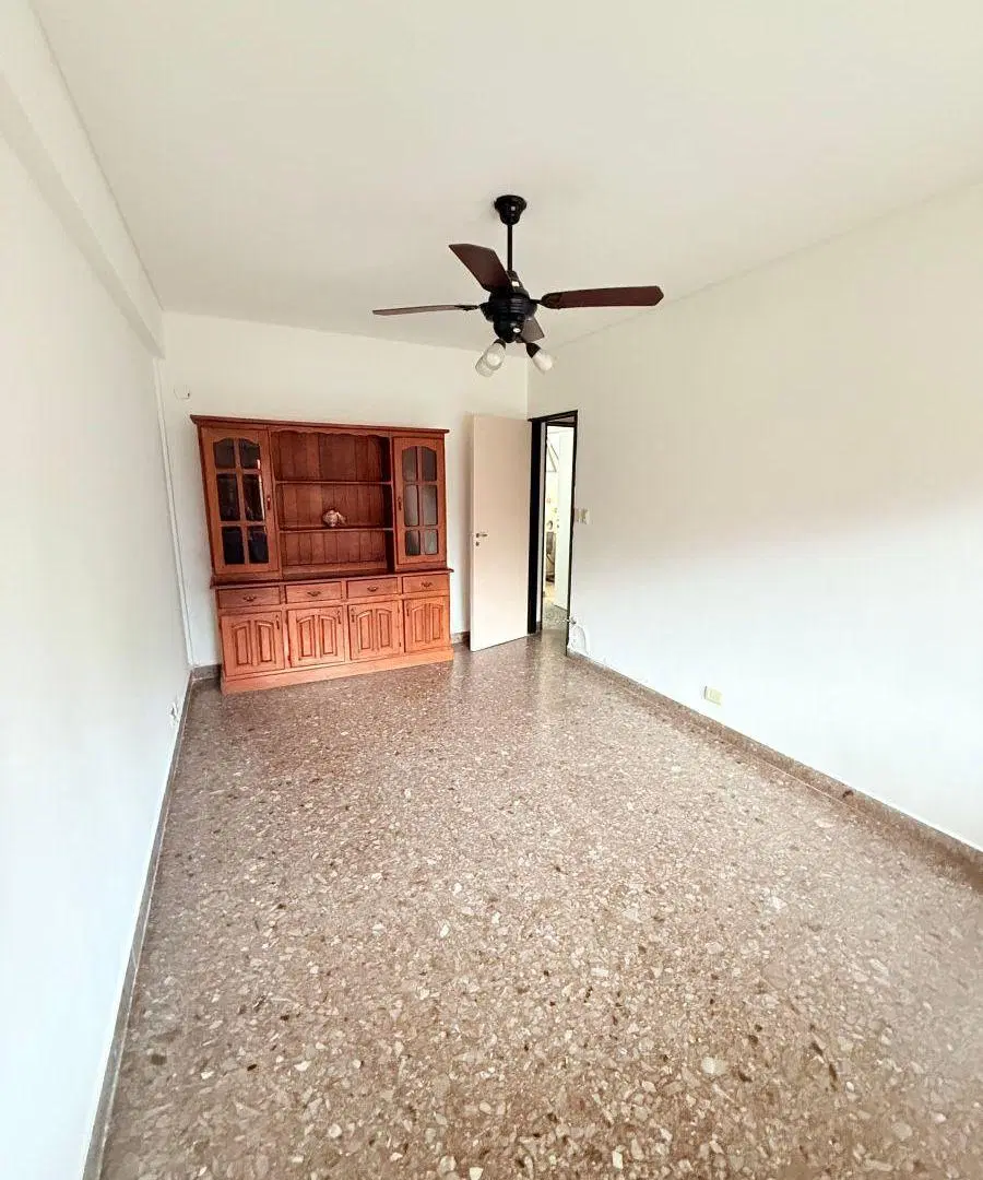 HERMOSO DEPARTAMENTO 3 AMBIENTES, PLANTA BAJA AL FRENTE CON PATIO. 4