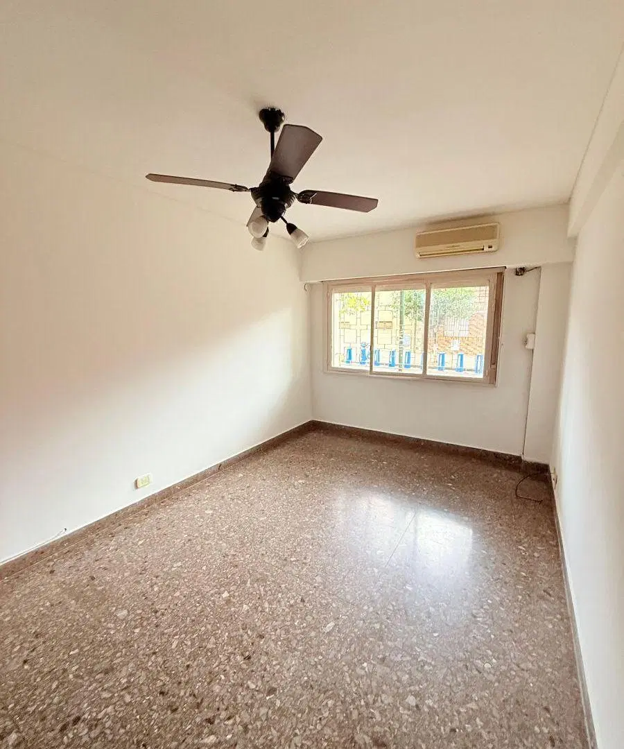 HERMOSO DEPARTAMENTO 3 AMBIENTES, PLANTA BAJA AL FRENTE CON PATIO. 3