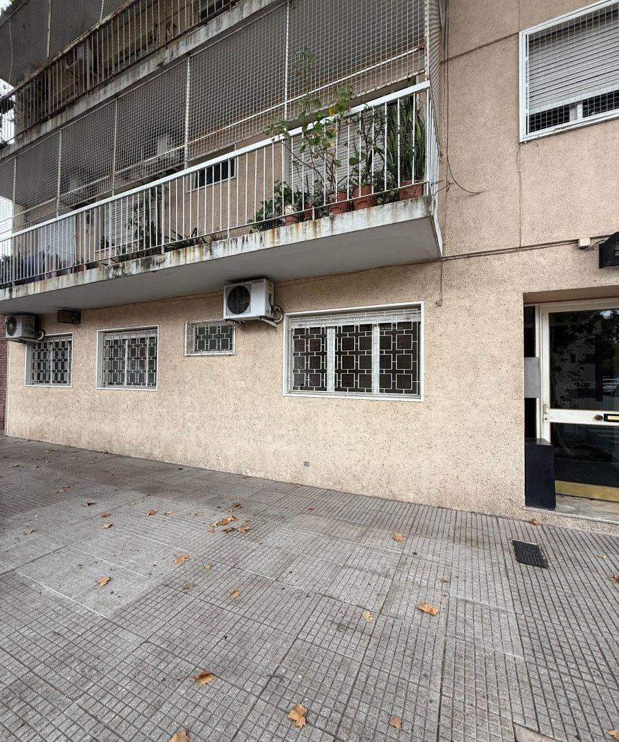 HERMOSO DEPARTAMENTO 3 AMBIENTES, PLANTA BAJA AL FRENTE CON PATIO.