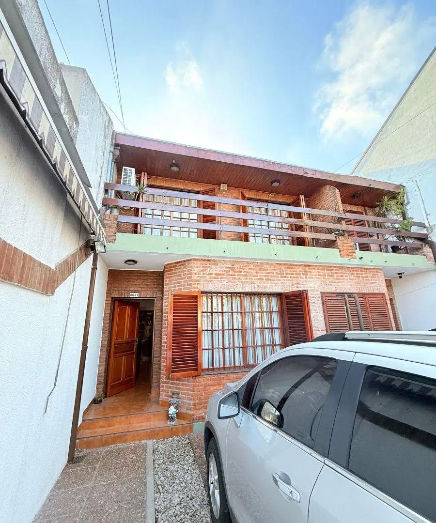 Excelente Duplex 5 Ambientes con gran Jardín y Cochera. 3