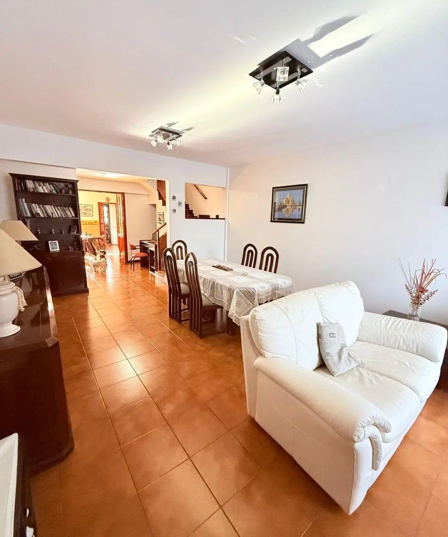 Excelente Duplex 5 Ambientes con gran Jardín y Cochera. 2