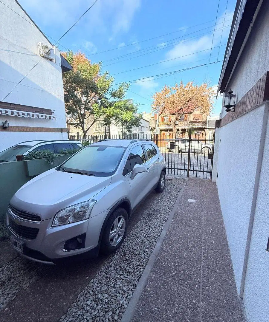Excelente Duplex 5 Ambientes con gran Jardín y Cochera. 1